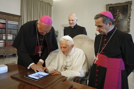 His Holiness and His New iPad - So much for Apple and Steve Jobs